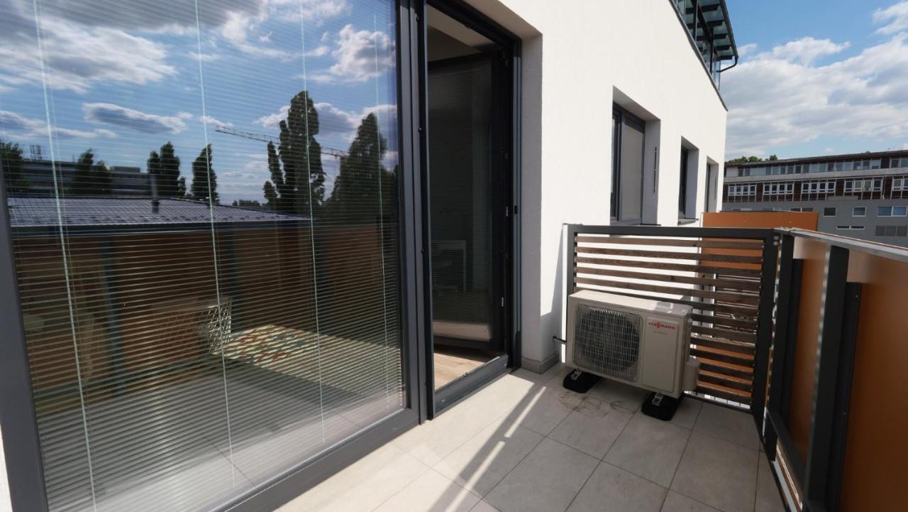 Air-Conditioned, 2 Room Apartment With Terrace Bratislava Bagian luar foto