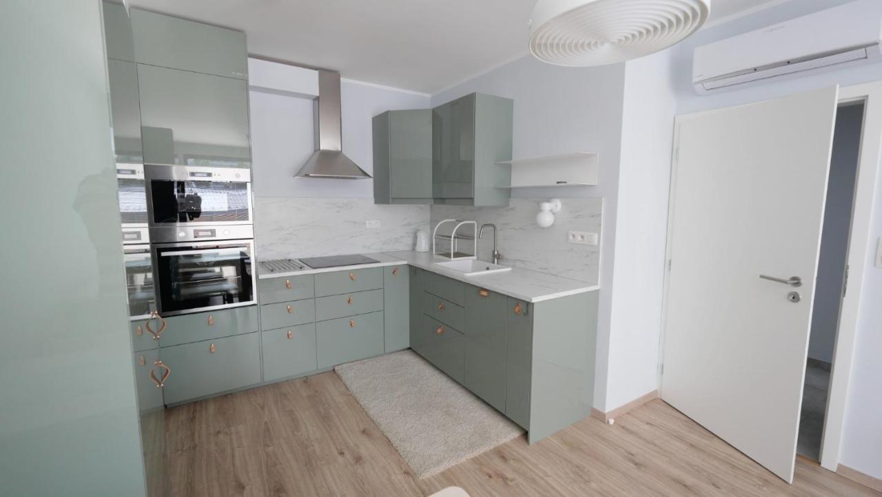 Air-Conditioned, 2 Room Apartment With Terrace Bratislava Bagian luar foto
