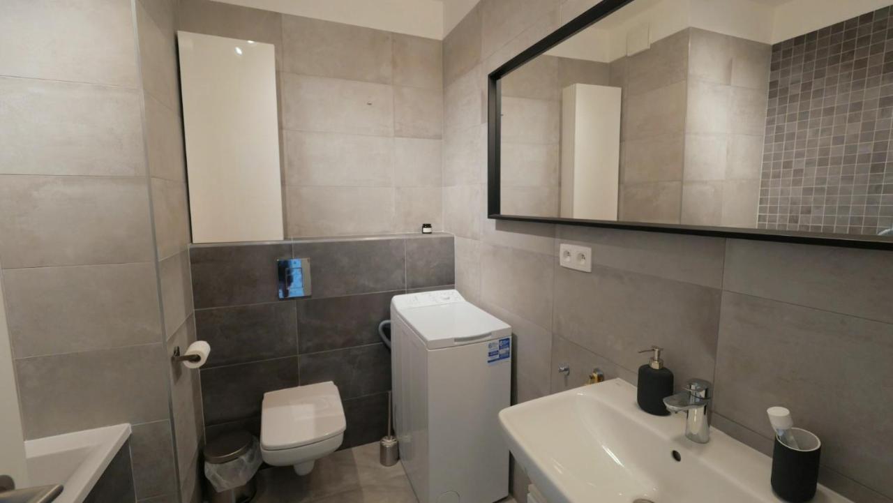 Air-Conditioned, 2 Room Apartment With Terrace Bratislava Bagian luar foto