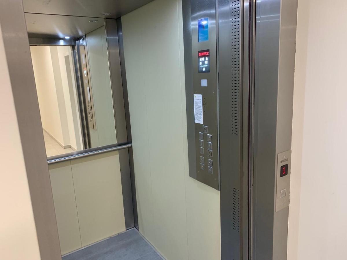 Air-Conditioned, 2 Room Apartment With Terrace Bratislava Bagian luar foto
