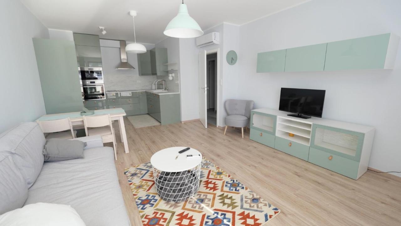 Air-Conditioned, 2 Room Apartment With Terrace Bratislava Bagian luar foto