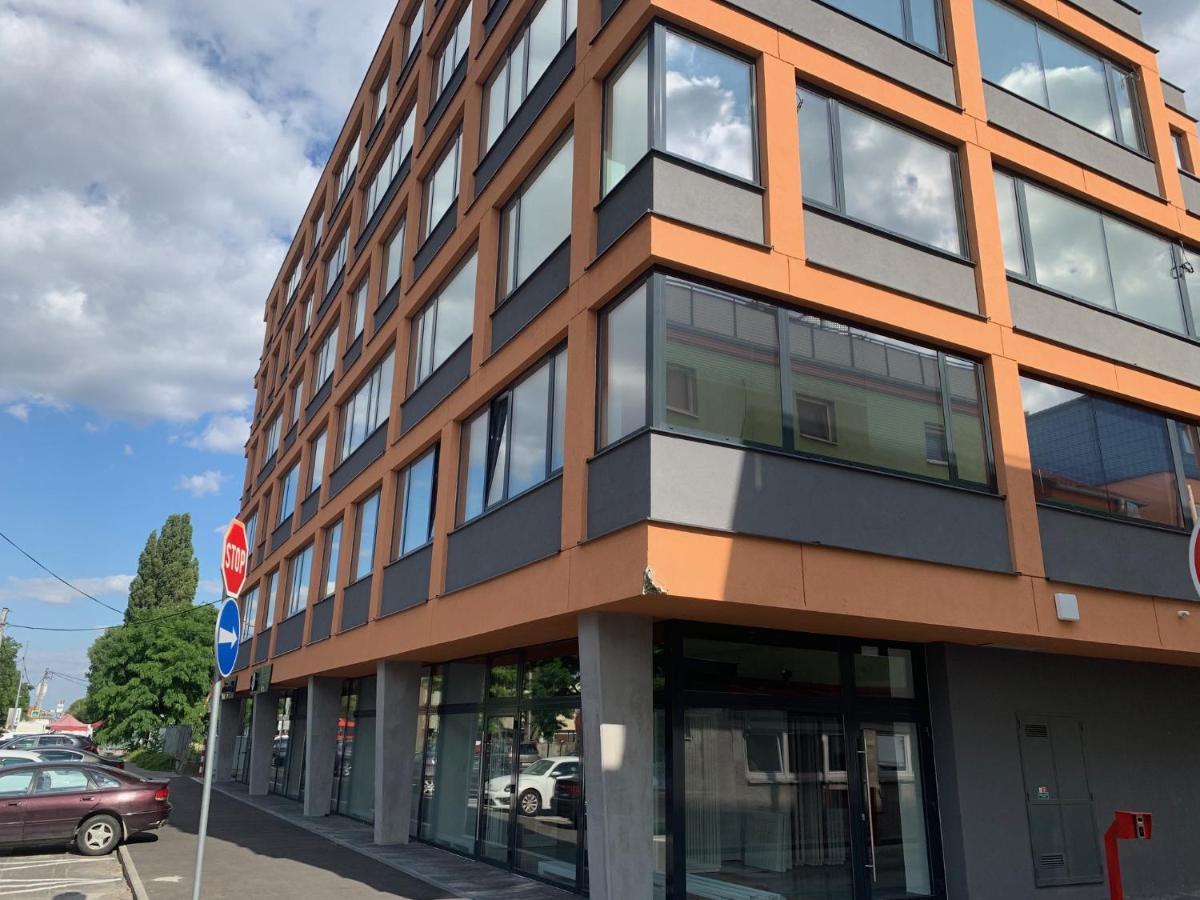Air-Conditioned, 2 Room Apartment With Terrace Bratislava Bagian luar foto