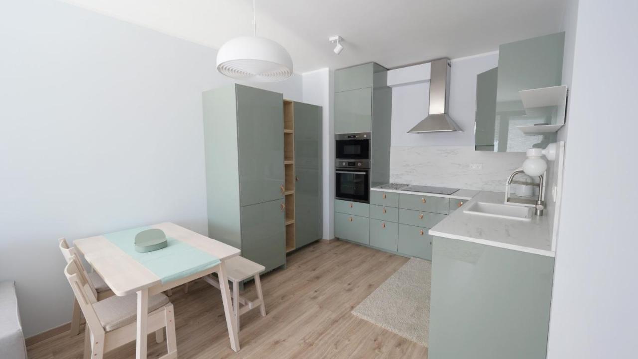 Air-Conditioned, 2 Room Apartment With Terrace Bratislava Bagian luar foto
