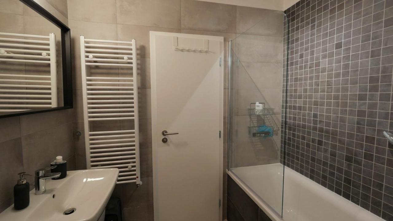 Air-Conditioned, 2 Room Apartment With Terrace Bratislava Bagian luar foto